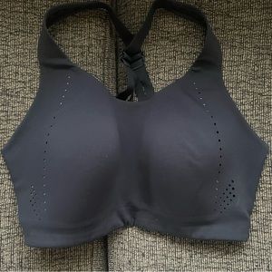 Women’s Lululemon sports bra